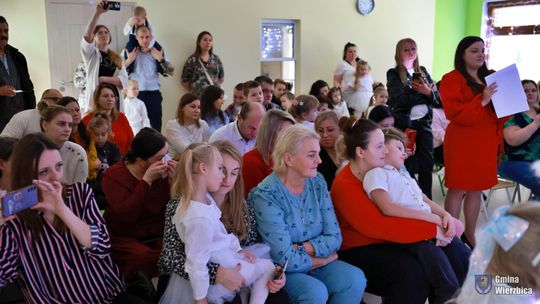 Jasełka w Wierzbicy - kolędowali najmłodsi, ale też seniorzy [GALERIA ZDJĘĆ]