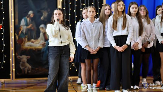 Jasełka w Wierzbicy - kolędowali najmłodsi, ale też seniorzy [GALERIA ZDJĘĆ]