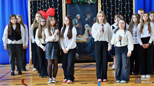 Jasełka w Wierzbicy - kolędowali najmłodsi, ale też seniorzy [GALERIA ZDJĘĆ]