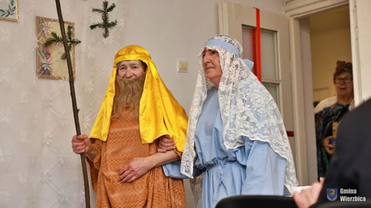 Jasełka w Wierzbicy - kolędowali najmłodsi, ale też seniorzy [GALERIA ZDJĘĆ]