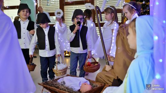 Jasełka w Wierzbicy - kolędowali najmłodsi, ale też seniorzy [GALERIA ZDJĘĆ]