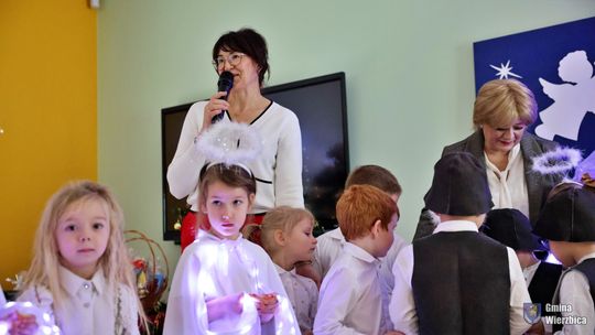 Jasełka w Wierzbicy - kolędowali najmłodsi, ale też seniorzy [GALERIA ZDJĘĆ]