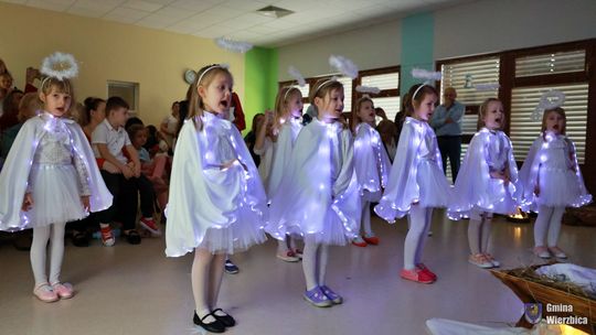 Jasełka w Wierzbicy - kolędowali najmłodsi, ale też seniorzy [GALERIA ZDJĘĆ]