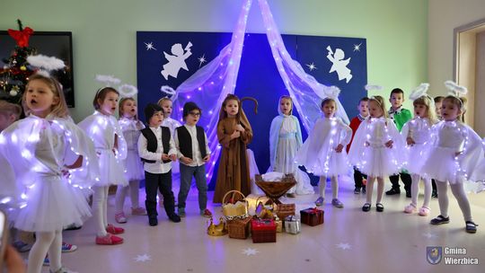Jasełka w Wierzbicy - kolędowali najmłodsi, ale też seniorzy [GALERIA ZDJĘĆ]