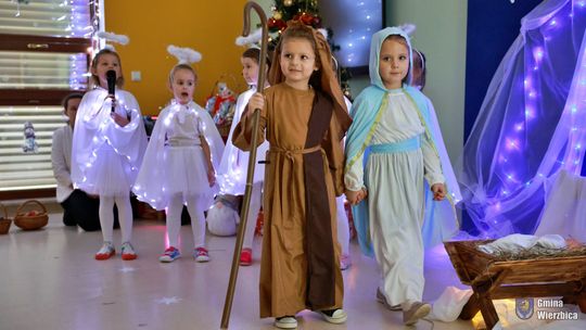 Jasełka w Wierzbicy - kolędowali najmłodsi, ale też seniorzy [GALERIA ZDJĘĆ]
