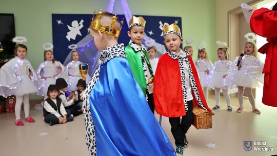 Jasełka w Wierzbicy - kolędowali najmłodsi, ale też seniorzy [GALERIA ZDJĘĆ]