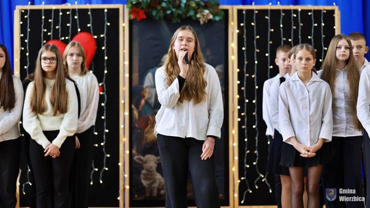 Jasełka w Wierzbicy - kolędowali najmłodsi, ale też seniorzy [GALERIA ZDJĘĆ]