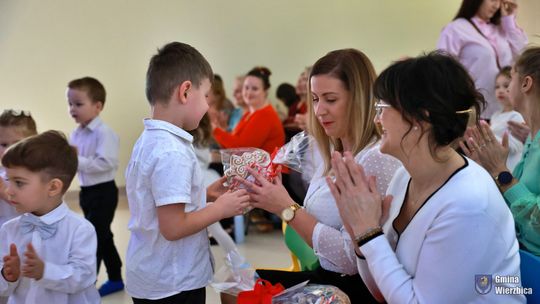 Jasełka w Wierzbicy - kolędowali najmłodsi, ale też seniorzy [GALERIA ZDJĘĆ]