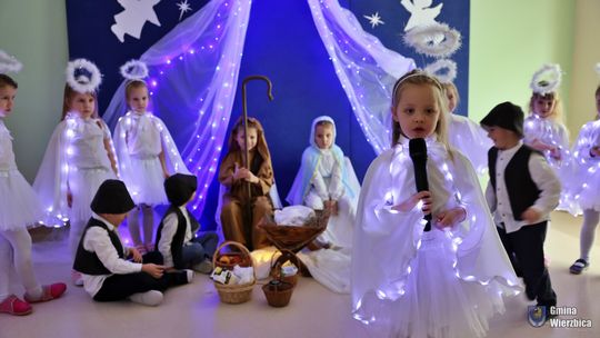 Jasełka w Wierzbicy - kolędowali najmłodsi, ale też seniorzy [GALERIA ZDJĘĆ]