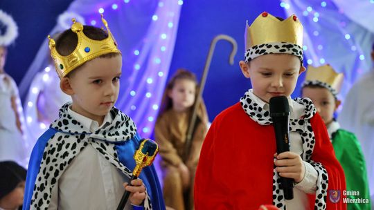 Jasełka w Wierzbicy - kolędowali najmłodsi, ale też seniorzy [GALERIA ZDJĘĆ]