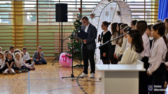 Jasełka w Wierzbicy - kolędowali najmłodsi, ale też seniorzy [GALERIA ZDJĘĆ]