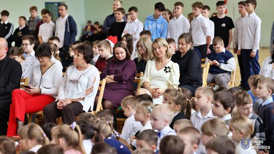 Jasełka w Wierzbicy - kolędowali najmłodsi, ale też seniorzy [GALERIA ZDJĘĆ]