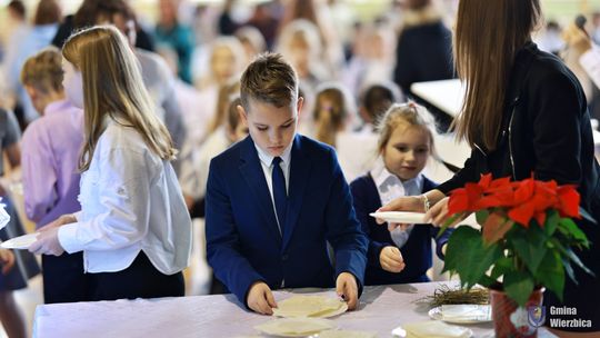 Jasełka w Wierzbicy - kolędowali najmłodsi, ale też seniorzy [GALERIA ZDJĘĆ]