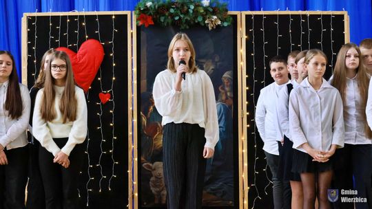 Jasełka w Wierzbicy - kolędowali najmłodsi, ale też seniorzy [GALERIA ZDJĘĆ]