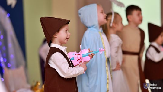 Jasełka w Wierzbicy - kolędowali najmłodsi, ale też seniorzy [GALERIA ZDJĘĆ]
