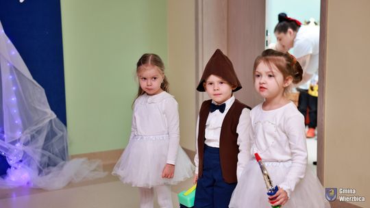Jasełka w Wierzbicy - kolędowali najmłodsi, ale też seniorzy [GALERIA ZDJĘĆ]