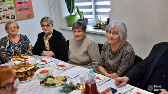 Jasełka w Wierzbicy - kolędowali najmłodsi, ale też seniorzy [GALERIA ZDJĘĆ]