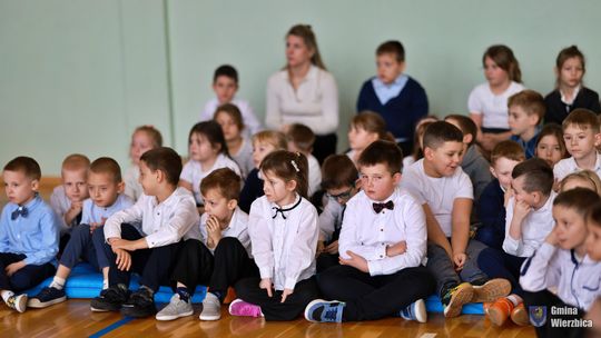 Jasełka w Wierzbicy - kolędowali najmłodsi, ale też seniorzy [GALERIA ZDJĘĆ]