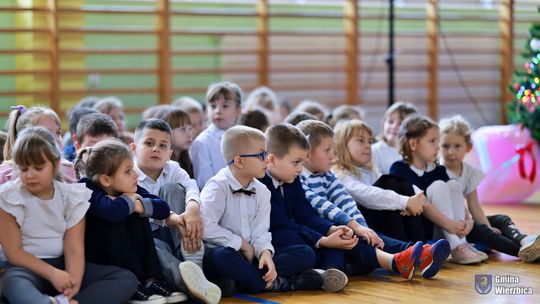 Jasełka w Wierzbicy - kolędowali najmłodsi, ale też seniorzy [GALERIA ZDJĘĆ]