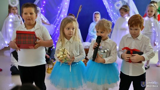 Jasełka w Wierzbicy - kolędowali najmłodsi, ale też seniorzy [GALERIA ZDJĘĆ]