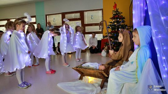 Jasełka w Wierzbicy - kolędowali najmłodsi, ale też seniorzy [GALERIA ZDJĘĆ]