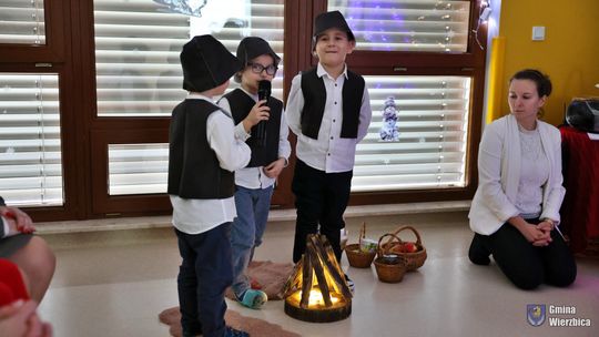 Jasełka w Wierzbicy - kolędowali najmłodsi, ale też seniorzy [GALERIA ZDJĘĆ]