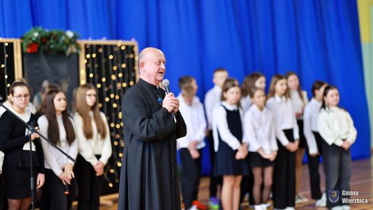 Jasełka w Wierzbicy - kolędowali najmłodsi, ale też seniorzy [GALERIA ZDJĘĆ]