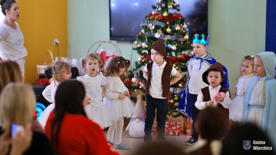 Jasełka w Wierzbicy - kolędowali najmłodsi, ale też seniorzy [GALERIA ZDJĘĆ]