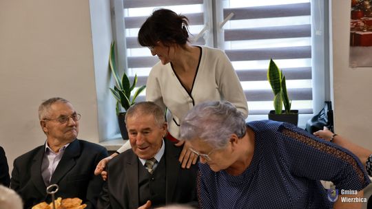 Jasełka w Wierzbicy - kolędowali najmłodsi, ale też seniorzy [GALERIA ZDJĘĆ]