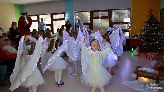 Jasełka w Wierzbicy - kolędowali najmłodsi, ale też seniorzy [GALERIA ZDJĘĆ]