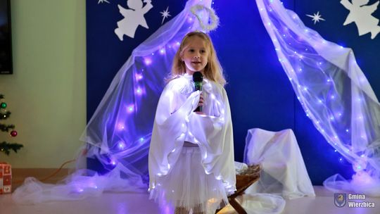 Jasełka w Wierzbicy - kolędowali najmłodsi, ale też seniorzy [GALERIA ZDJĘĆ]