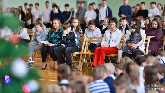 Jasełka w Wierzbicy - kolędowali najmłodsi, ale też seniorzy [GALERIA ZDJĘĆ]