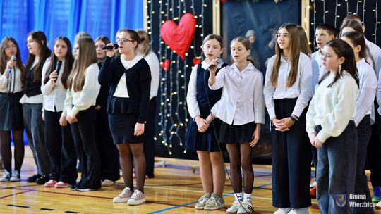 Jasełka w Wierzbicy - kolędowali najmłodsi, ale też seniorzy [GALERIA ZDJĘĆ]