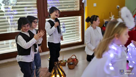 Jasełka w Wierzbicy - kolędowali najmłodsi, ale też seniorzy [GALERIA ZDJĘĆ]