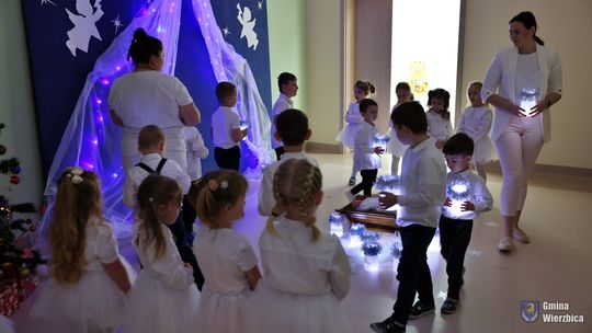 Jasełka w Wierzbicy - kolędowali najmłodsi, ale też seniorzy [GALERIA ZDJĘĆ]