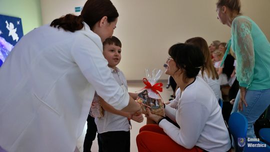 Jasełka w Wierzbicy - kolędowali najmłodsi, ale też seniorzy [GALERIA ZDJĘĆ]