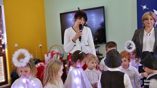 Jasełka w Wierzbicy - kolędowali najmłodsi, ale też seniorzy [GALERIA ZDJĘĆ]
