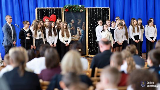 Jasełka w Wierzbicy - kolędowali najmłodsi, ale też seniorzy [GALERIA ZDJĘĆ]