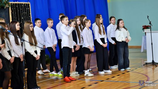 Jasełka w Wierzbicy - kolędowali najmłodsi, ale też seniorzy [GALERIA ZDJĘĆ]