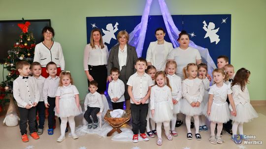 Jasełka w Wierzbicy - kolędowali najmłodsi, ale też seniorzy [GALERIA ZDJĘĆ]