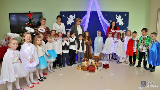 Jasełka w Wierzbicy - kolędowali najmłodsi, ale też seniorzy [GALERIA ZDJĘĆ]