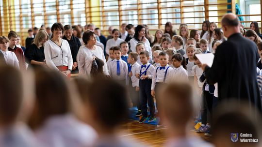 Jasełka w Wierzbicy - kolędowali najmłodsi, ale też seniorzy [GALERIA ZDJĘĆ]