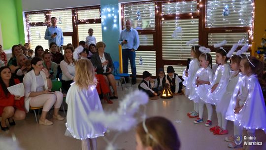 Jasełka w Wierzbicy - kolędowali najmłodsi, ale też seniorzy [GALERIA ZDJĘĆ]