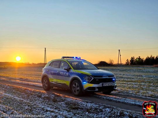Wypadek tuż przed Wigilią. Akcja ratunkowa w Sękowie. Senior wpadł do wykopu [ZDJĘCIA]
