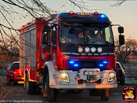Wypadek tuż przed Wigilią. Akcja ratunkowa w Sękowie. Senior wpadł do wykopu [ZDJĘCIA]