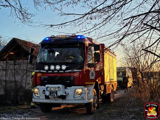 Wypadek tuż przed Wigilią. Akcja ratunkowa w Sękowie. Senior wpadł do wykopu [ZDJĘCIA]