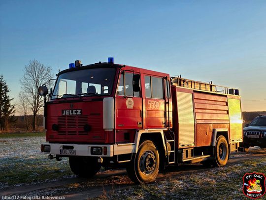 Wypadek tuż przed Wigilią. Akcja ratunkowa w Sękowie. Senior wpadł do wykopu [ZDJĘCIA]