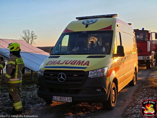 Wypadek tuż przed Wigilią. Akcja ratunkowa w Sękowie. Senior wpadł do wykopu [ZDJĘCIA]