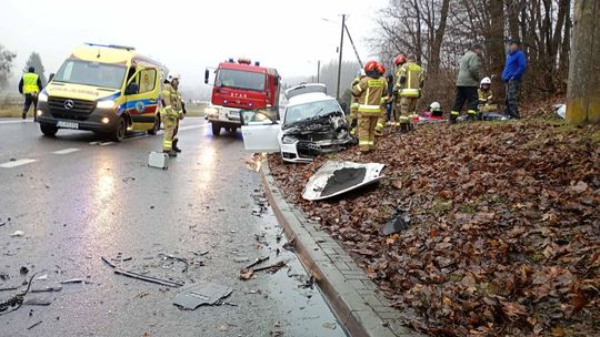 Czołowe zderzenie osobówki z ciężarówką w Izbicy. DK17 była całkowicie zablokowana [ZDJĘCIA]