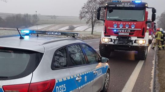 Laweta uderzyła w drzewo. Trudne warunki na drogach i kontrole policji [ZDJĘCIA]